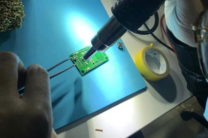 熱風(fēng)槍是修手機(jī)，焊接微小電子元件的神器