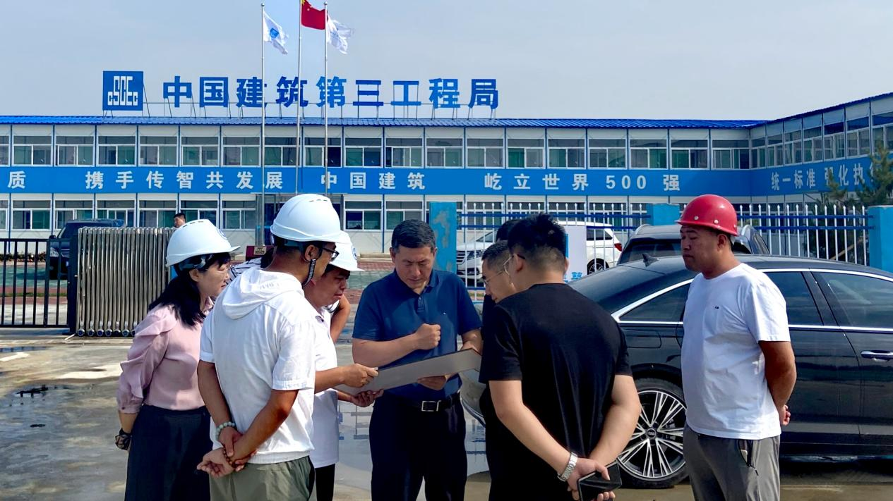 大同市副市長孟維君在大同互聯(lián)網(wǎng)學院建設(shè)現(xiàn)場指導建設(shè)工作